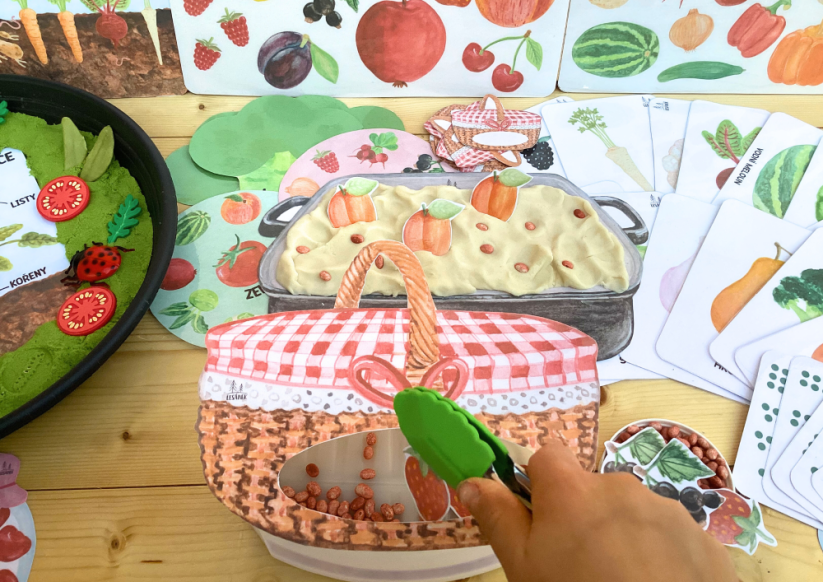 OVOCE A ZELENINA NA ZAHRÁDCE - senzorické hraní