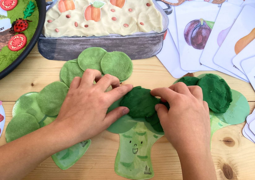 OVOCE A ZELENINA NA ZAHRÁDCE - senzorické hraní